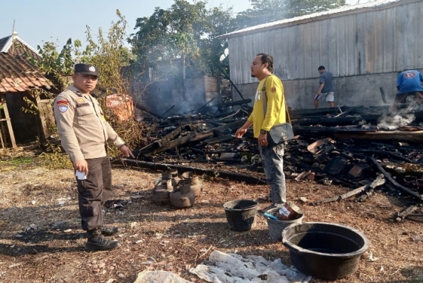 Lupa Mematikan Kompor, Sebuah Warung di Pasar Bago Terbakar
