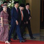 Presiden Jokowi bersama Ketua DPR RI Puan Maharani dan Ketua DPD RI La Nyalla Mattalitti sebelum Penyampaian Keterangan Pemerintah Atas Rancangan Undang-Undang tentang Anggaran Pendapatan dan Belanja Negara (APBN) Tahun Anggaran 2024 Beserta Nota Keuangannya, di Depan Sidang Paripurna DPR RI dalam rangka HUT Ke-78 Proklamasi Kemerdekaan RI, di Ruang Rapat Paripurna, Gedung Nusantara MPR/DPR/DPD RI, Senayan, Jakarta, Rabu (16/08) siang. (Foto: Dok Humas Setkab)