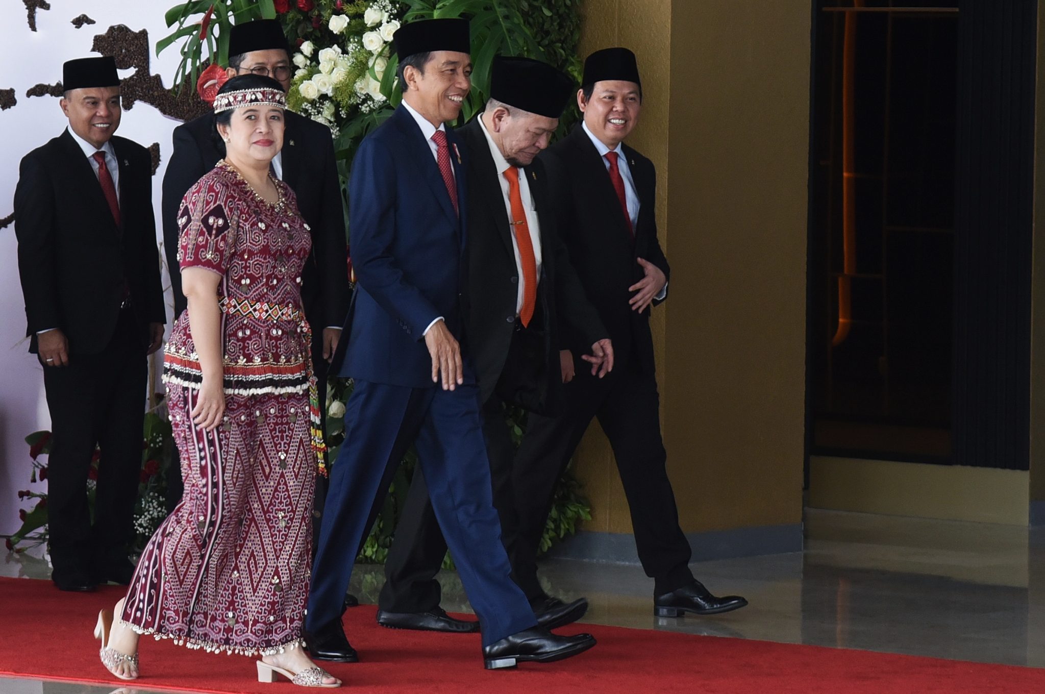 Presiden Jokowi bersama Ketua DPR RI Puan Maharani dan Ketua DPD RI La Nyalla Mattalitti sebelum Penyampaian Keterangan Pemerintah Atas Rancangan Undang-Undang tentang Anggaran Pendapatan dan Belanja Negara (APBN) Tahun Anggaran 2024 Beserta Nota Keuangannya, di Depan Sidang Paripurna DPR RI dalam rangka HUT Ke-78 Proklamasi Kemerdekaan RI, di Ruang Rapat Paripurna, Gedung Nusantara MPR/DPR/DPD RI, Senayan, Jakarta, Rabu (16/08) siang. (Foto: Dok Humas Setkab)
