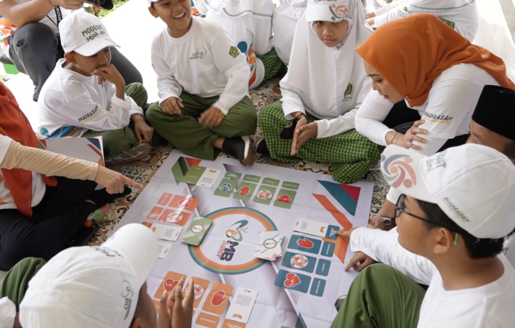 Penasihat DWP Kemenag Eny Retno Yaqut (ketiga dari kanan) bermain MB Junior bersama siswa MIN 4 Pondok Pinang, Jumat (26/08) (Foto: Dok Kemenag)