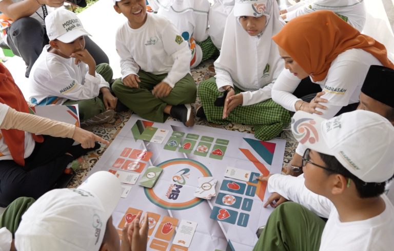 Penasihat DWP Kemenag Eny Retno Yaqut (ketiga dari kanan) bermain MB Junior bersama siswa MIN 4 Pondok Pinang, Jumat (26/08) (Foto: Dok Kemenag)