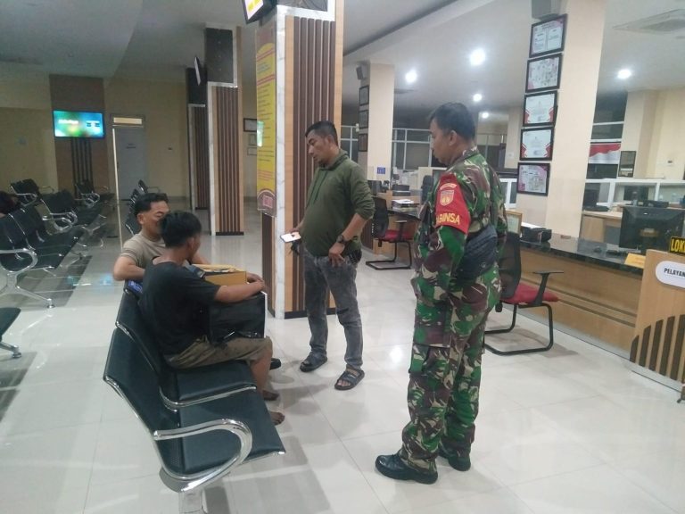 Bhabinkamtibmas Kestalan Amankan Pencuri usai Tertangkap Basah Gasak Sepatu