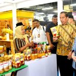 Presiden Jokowi meninjau pameran Apindo, di Grand Ballroom Hotel Kempinski Jakarta Senin (31/07).