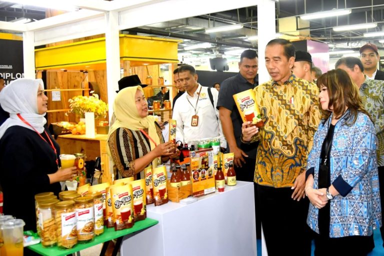 Presiden Jokowi meninjau pameran Apindo, di Grand Ballroom Hotel Kempinski Jakarta Senin (31/07).