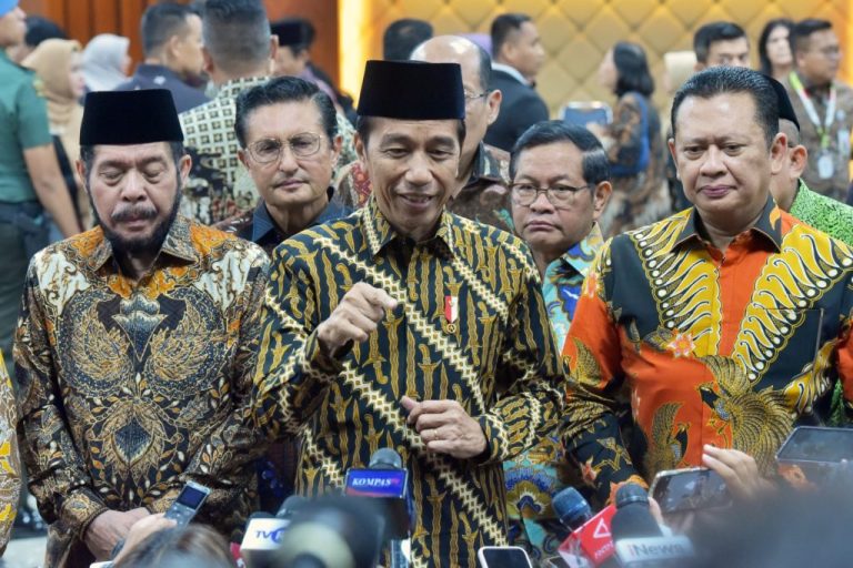 Presiden Jokowi didampingi Ketua MPR RI Bambang Soesatyo, Seskab Pramono Anung, pada Peringatan Hari Konstitusi, di Gedung MPR RI, Senayan, Jakarta, Jumat (18/08).