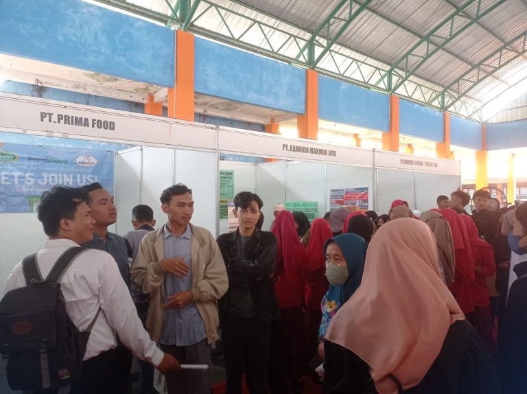 Diikuti 26 Perusahaan dengan 1.104 Lowongan, Pencari Kerja Banjiri Job Fair di SMK N 1 Demak