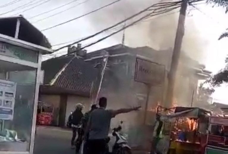 Travo Listrik Tiba-tiba Meledak, Gerobak Pedagang Ikut Terbakar