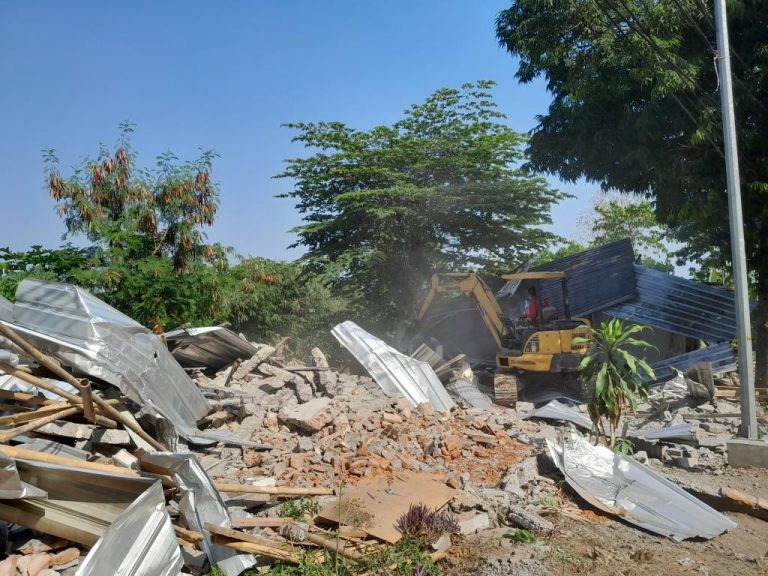 Berdiri di Lahan Orang Lain, Satpol PP Kota Semarang Bongkar Hunian Liar di Gombel Lama