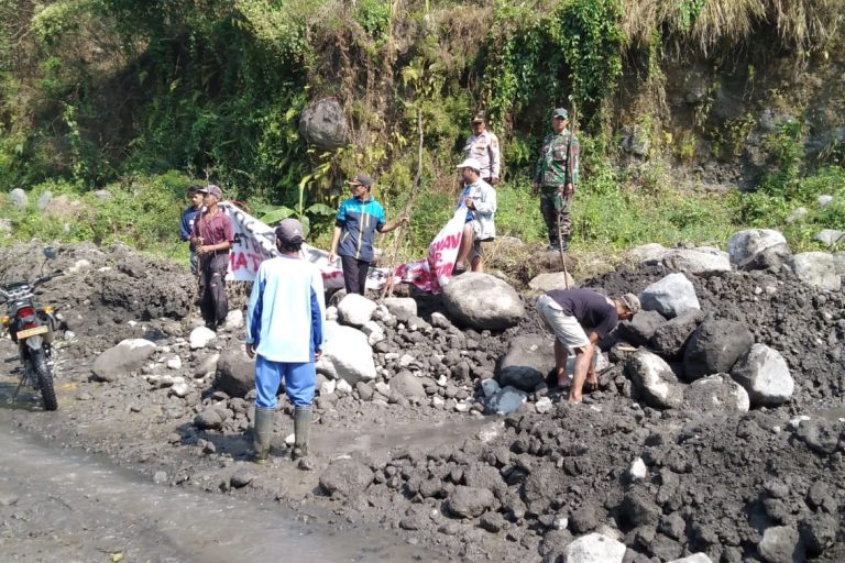 Ratusan warga lakukan aksi tolak tambang galian C ilegal di alur Sungai Bebeng Kecamatan Srumbung Kabupaten Magelang