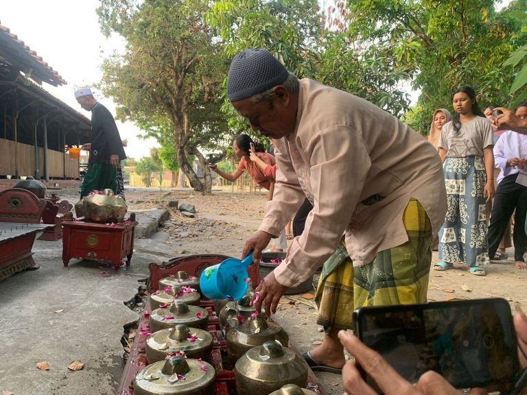Tradisi Sebelum Digunakan, Gamelan Gongso Songo Dijamas Agar Membawa Keberkahan