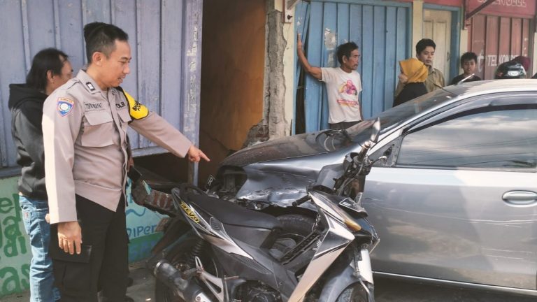 Mengantuk Saat Mengemudi, Mobil Tabrak Dua Motor dan Satu Warung