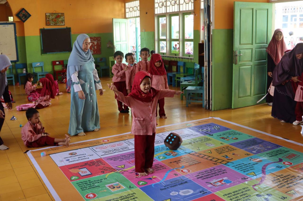Lawan Mager, Pemkot Berikan Anak PAUD Permainan Ular Tangga Internet Sehat