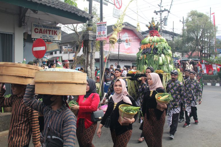 Pedagang Pasar Kliwon Temanggung Gelar Kirab dan Umbul Donga