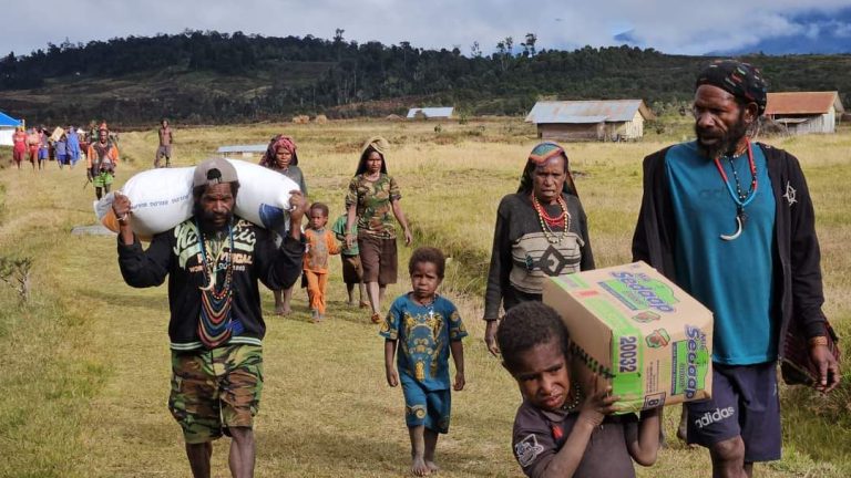 Kapolri Salurkan 264,7 Ton Beras dan 1.500 Paket Sembako untuk Warga Papua Terdampak Kekeringan