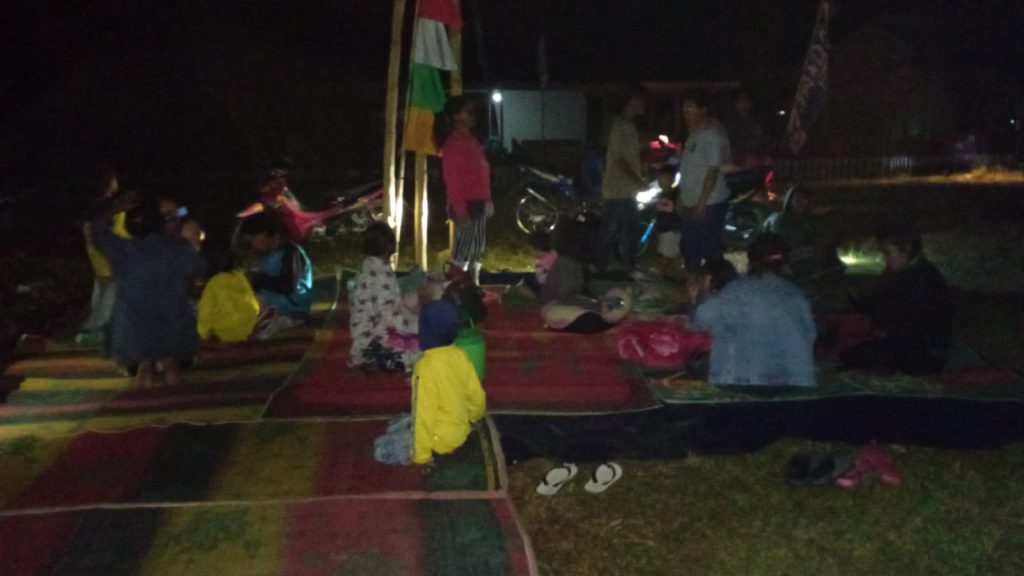 Sejumlah warga Kabupaten Sigi, Provinsi Sulawesi Tengah mengungsi pascagempa magnitudo (M) 5,3 yang mengguncang wilayahnya, pada pukul 20.00 WIB, Minggu (6/8) malam.
