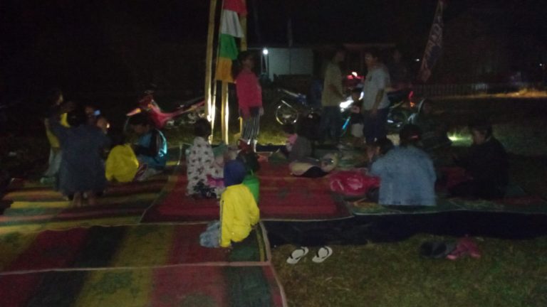 Sejumlah warga Kabupaten Sigi, Provinsi Sulawesi Tengah mengungsi pascagempa magnitudo (M) 5,3 yang mengguncang wilayahnya, pada pukul 20.00 WIB, Minggu (6/8) malam.