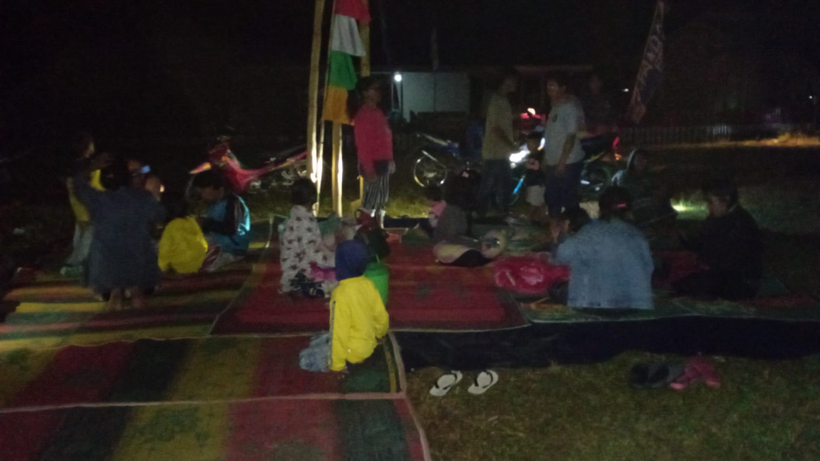 Sejumlah warga Kabupaten Sigi, Provinsi Sulawesi Tengah mengungsi pascagempa magnitudo (M) 5,3 yang mengguncang wilayahnya, pada pukul 20.00 WIB, Minggu (6/8) malam.