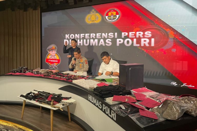 Polri Tahan Terduga Teroris Terkait ISIS dan Sita 16 Senjata