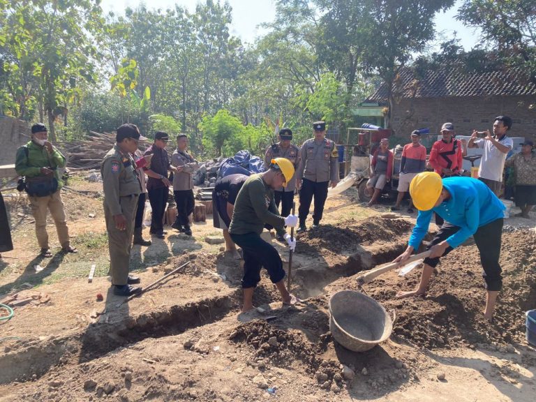 Polisi Lakukan Pengamanan, Temuan Fosil Gading Gajah Sepanjang 2.5 M Buat Geger Warga Sragen