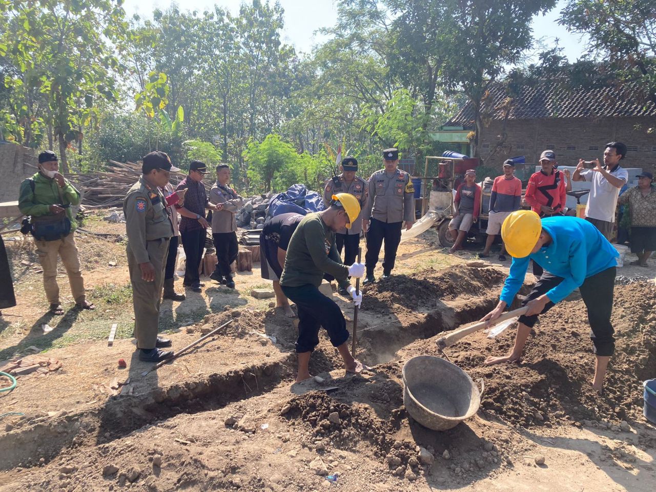 Polisi Lakukan Pengamanan, Temuan Fosil Gading Gajah Sepanjang 2.5 M Buat Geger Warga Sragen