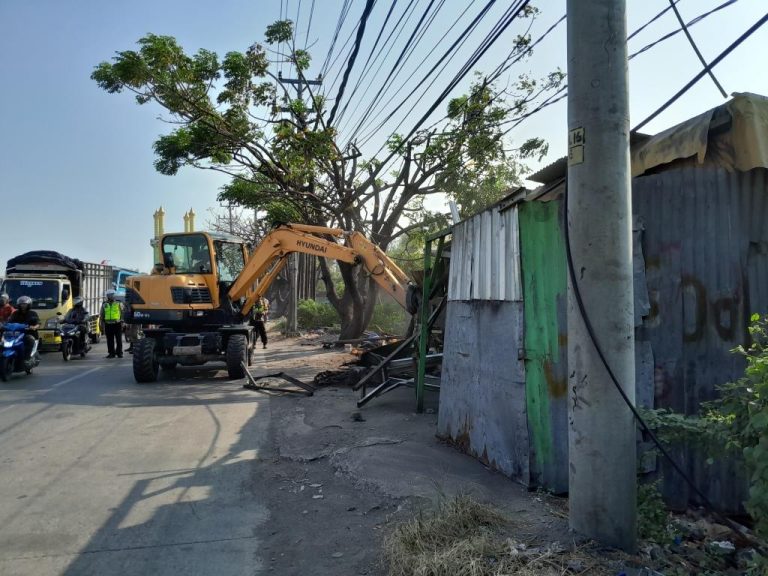 Satpol PP Kota Semarang Tertibkan 27 Lapak PKL di Jalan Arteri Yos Sudarso Terboyo Kulon