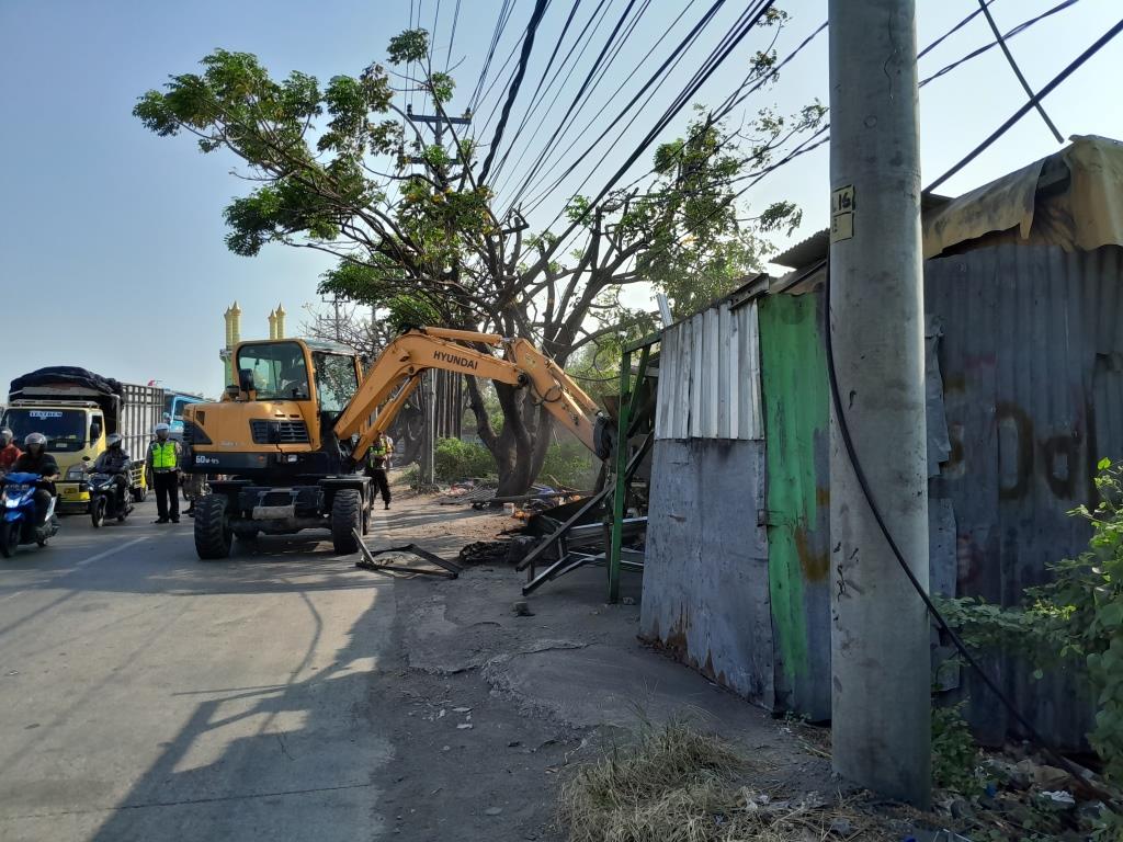 Satpol PP Kota Semarang Tertibkan 27 Lapak PKL di Jalan Arteri Yos Sudarso Terboyo Kulon