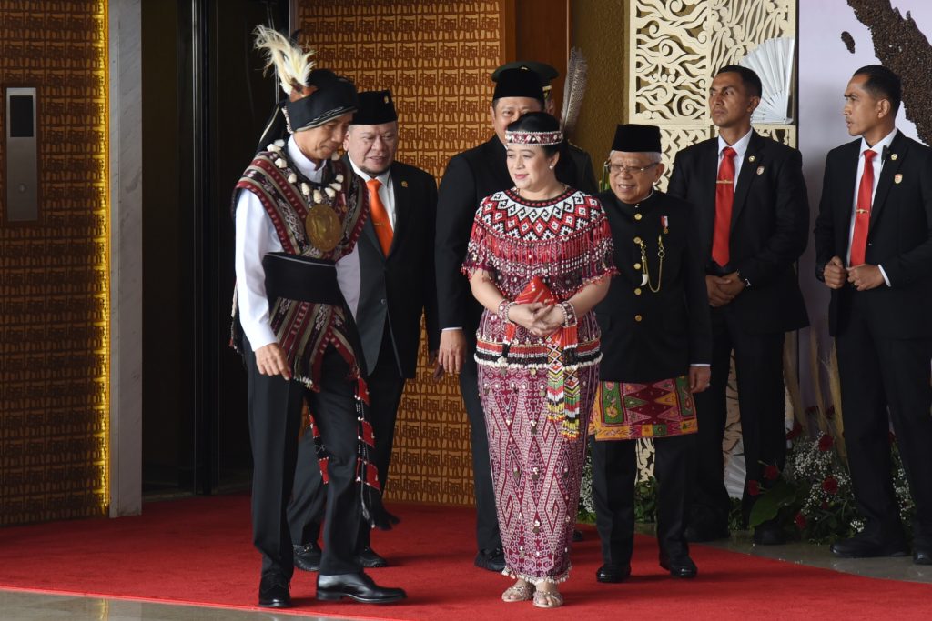 Presiden Jokowi didampingi Wapres Ma’ruf Amin bersama Ketua DPR RI Puan Maharani, sebelum pidato Sidang Tahunan MPR RI dan Sidang Bersama DPR RI dan DPD RI dalam rangka HUT Ke-78 Proklamasi Kemerdekaan RI, di Ruang Rapat Paripurna, Gedung Nusantara MPR/DPR/DPD RI, Senayan, Jakarta, Rabu (16/08) pagi.