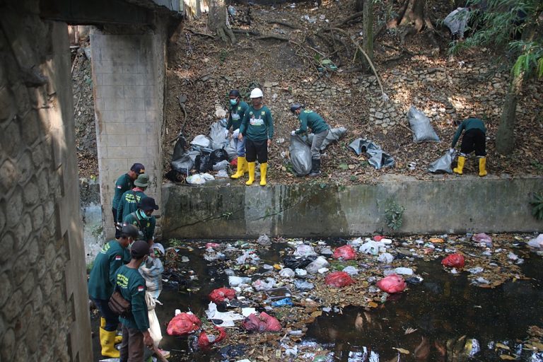 Terjunkan Relawan OP Irigasi, Sampah Sungai Grojogan di Kawasan Tirtonadi Dibersihkan
