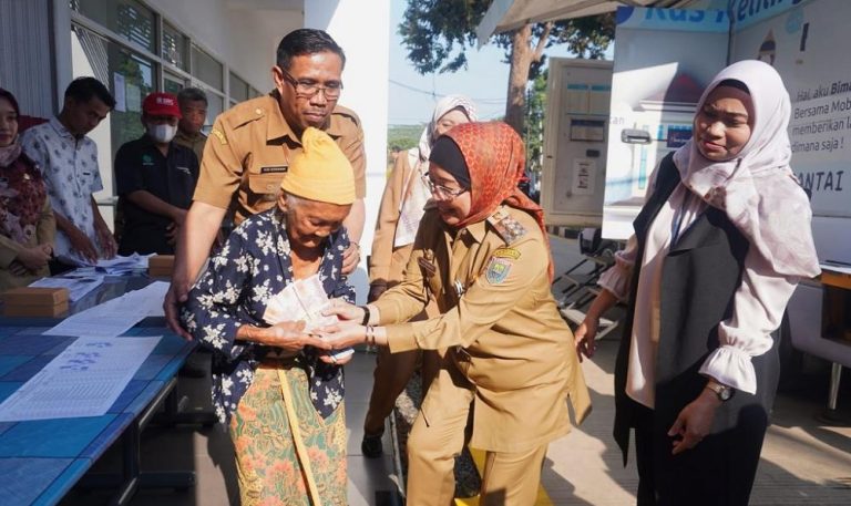2.100 Buruh Rokok dan Tembakau di Batang Terima BLT DBH-CHT Rp 1,2 Juta