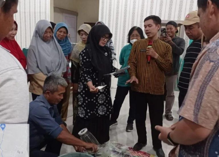 Kelompok Tani Belajar Membuat Pesnab dan Pupuk Organik