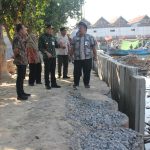Pj. Bupati Jepara Edy Supriyanta mengecek pembangunan Coastal Road di bantaran sungai sekitar Pasar Apung Demaan.