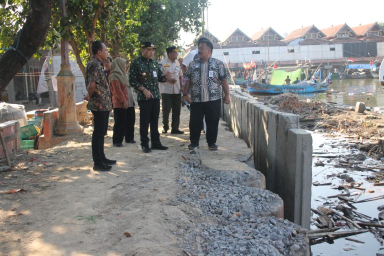 Pj. Bupati Jepara Edy Supriyanta mengecek pembangunan Coastal Road di bantaran sungai sekitar Pasar Apung Demaan.