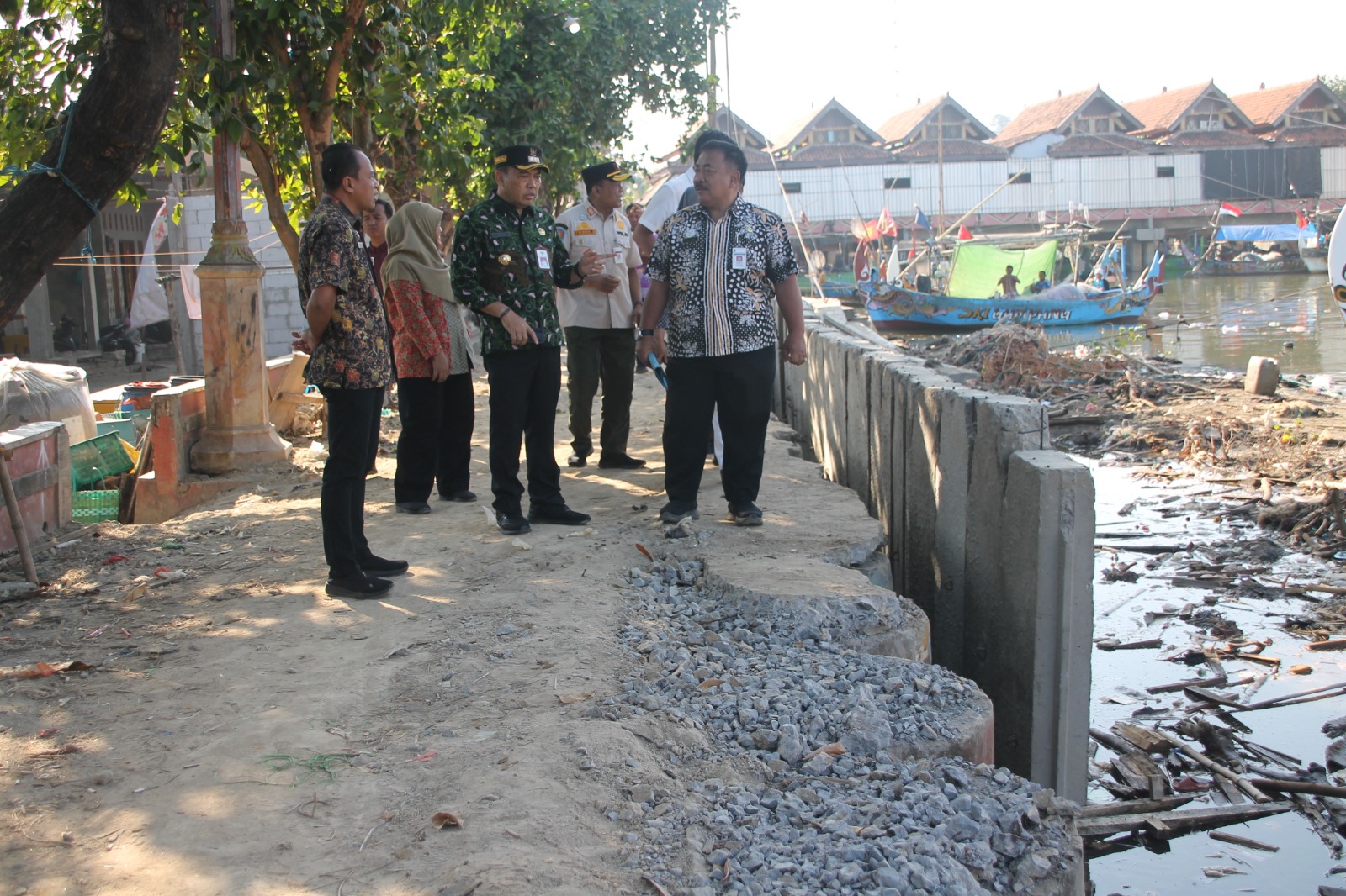 Pj. Bupati Jepara Edy Supriyanta mengecek pembangunan Coastal Road di bantaran sungai sekitar Pasar Apung Demaan.