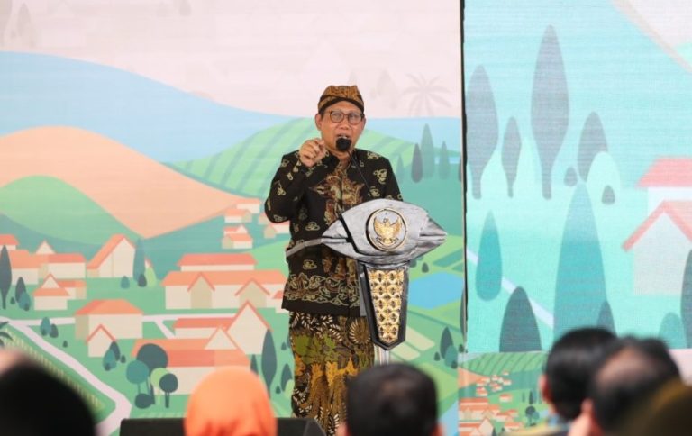 Mendes PDTT Abdul Halim Iskandar meluncurkan PESIAR, di Desa Losari, Jombang, Jawa Timur, Rabu (30/08).