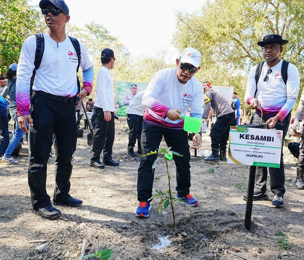 Pecahkan Rekor MURI, Kapolri Ajak Delegasi AMMTC Tanam Pohon di Taman Nasional Komodo
