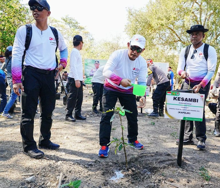 Pecahkan Rekor MURI, Kapolri Ajak Delegasi AMMTC Tanam Pohon di Taman Nasional Komodo