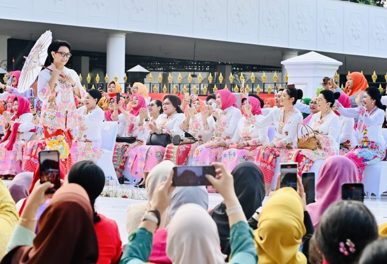 Istana Berkebaya di depan Istana Merdeka, Jakarta, Minggu (06/08).