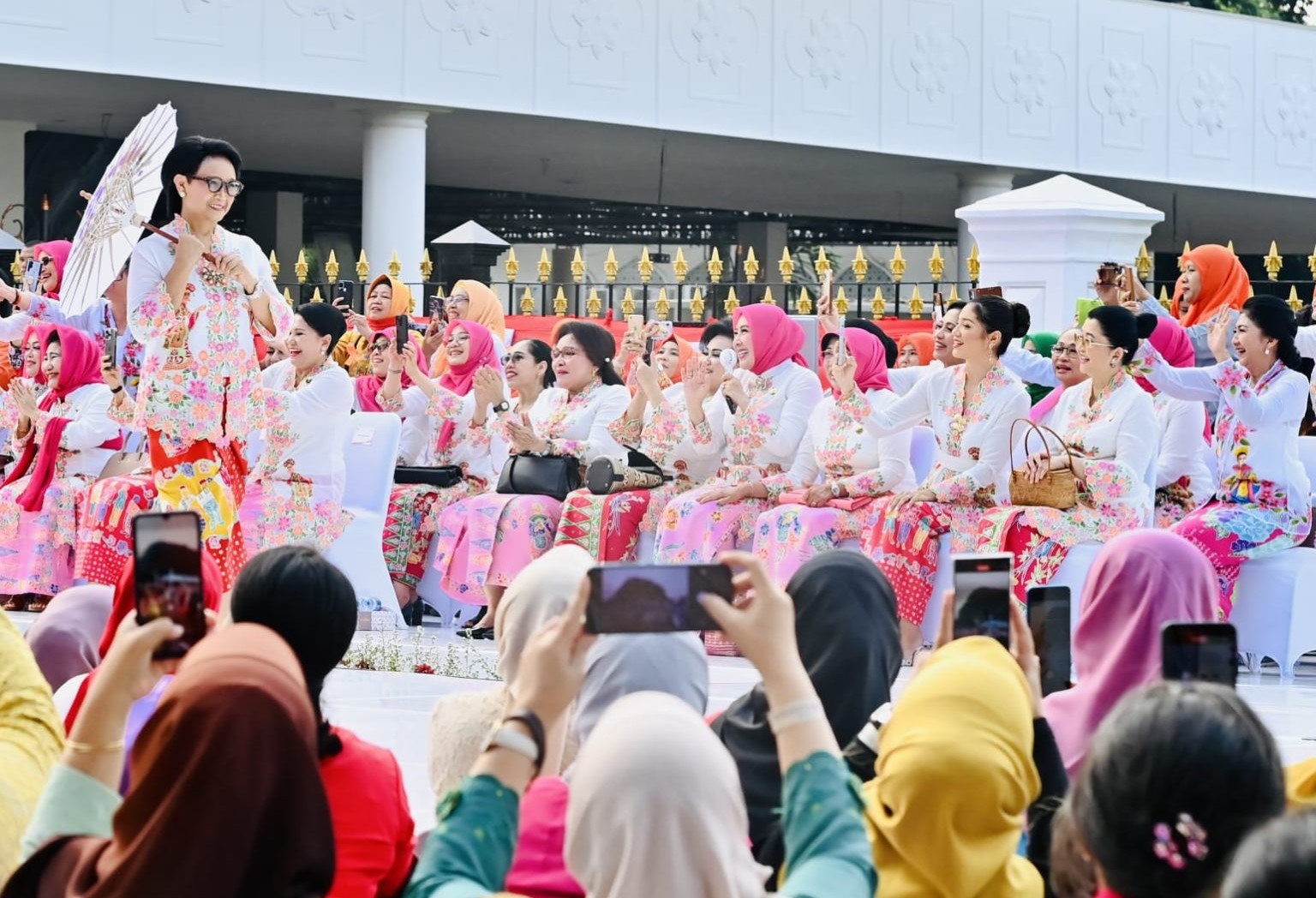 Istana Berkebaya di depan Istana Merdeka, Jakarta, Minggu (06/08).