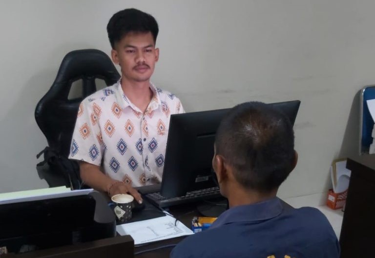 Apes! Jatuh dari Atap Saat Curi Kotak Amal, Seorang Pengamen Diamankan Polisi