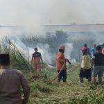 Lahan Bengkok Kelurahan Bener Terbakar, Polisi Bersama Damkar dan Warga Padamkan Api