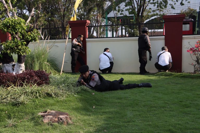 Dituntut Selalu Waspada, Ratusan Anggota Polres Grobogan Berhamburan Keluar Ruangan
