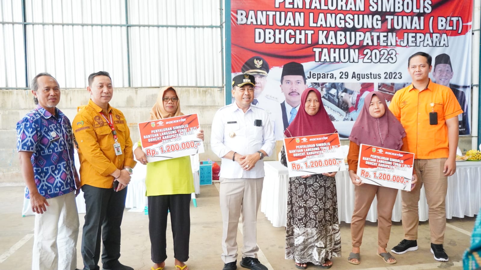 Pj. Bupati Jepara Serahkan Bantuan Langsung Tunai DBHCHT kepada 3.210 Buruh Rokok