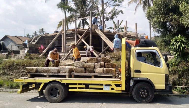 Batuan Candi Lumbung Mulai Dipindah ke Lokasi Awal di Desa Sengi