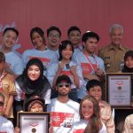 Pecahkan Rekor Muri, Ganjar Temani Influencer Beri Bantuan 1.017 Paket Alat Tulis