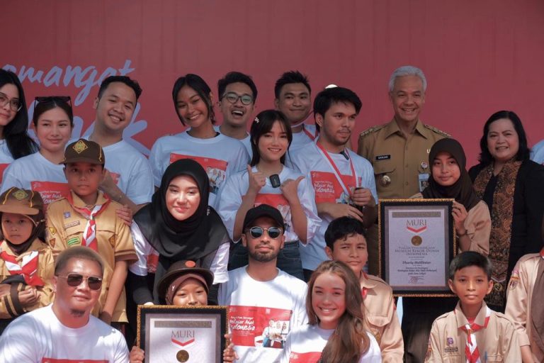 Pecahkan Rekor Muri, Ganjar Temani Influencer Beri Bantuan 1.017 Paket Alat Tulis