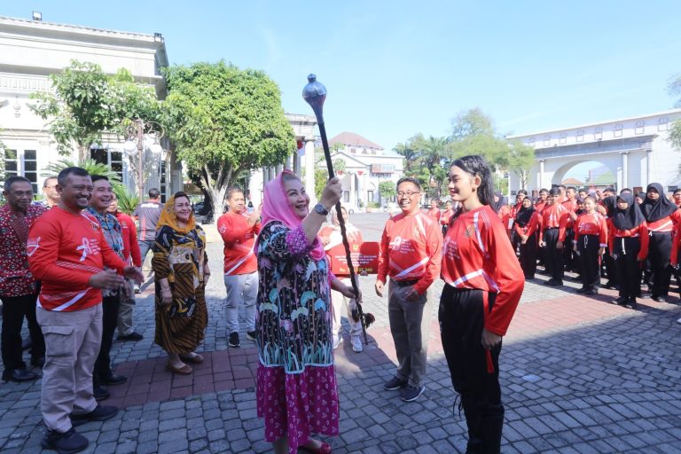 Mbak Ita Lepas Marching Band Gita Bahana Smepsa SMPN 1 Tampil di Istana Negara