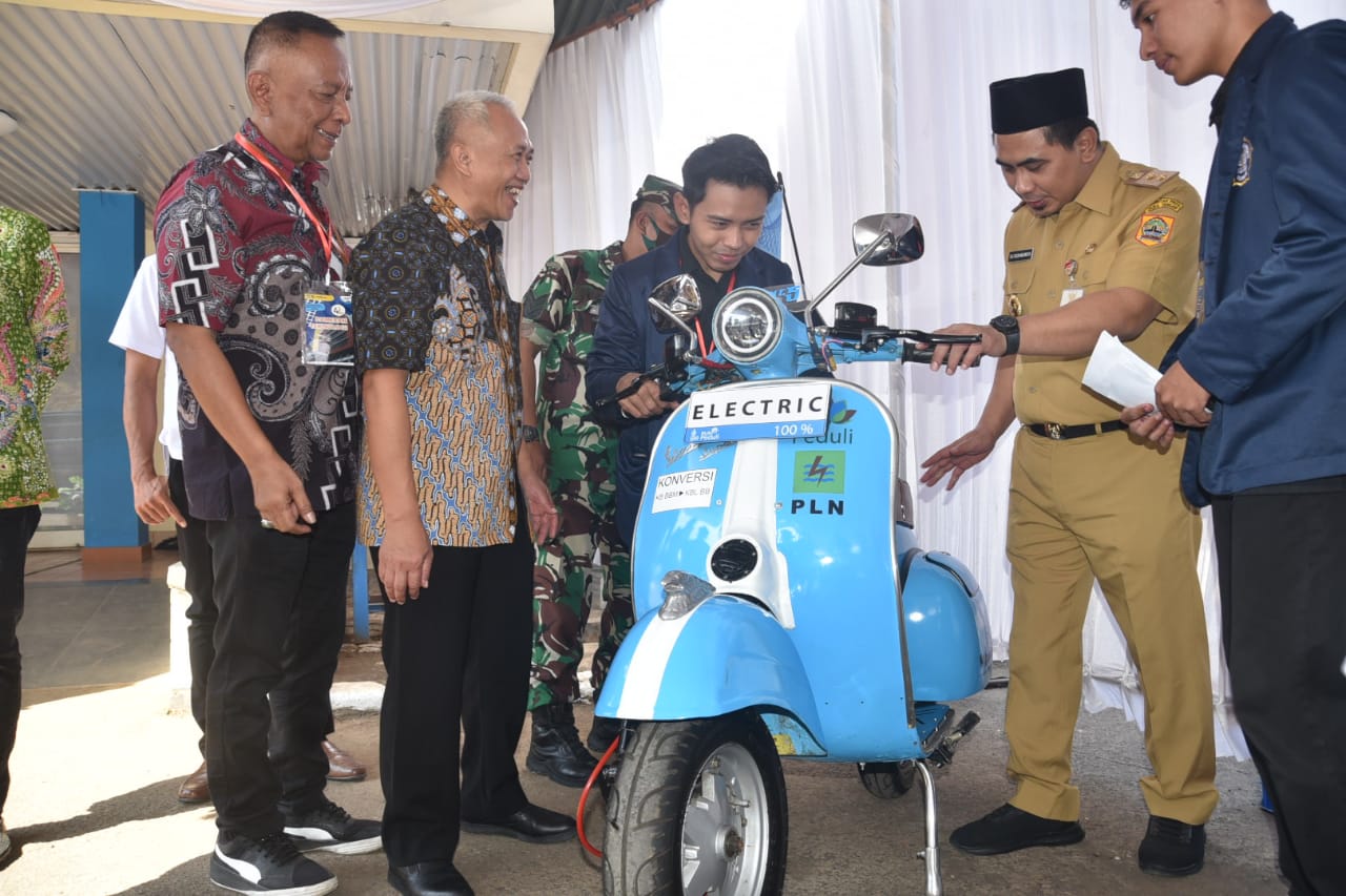Inovasi Mahasiswa Polines, Gus Yasin Jajal Vespa Listrik ‘Vysatic’