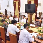 Presiden Jokowi memimpin ratas mengenai upaya peningkatan kualitas udara di Jabodetabek, Senin (28/08), di Istana Merdeka, Jakarta. (Foto: Dok Humas Setkab)