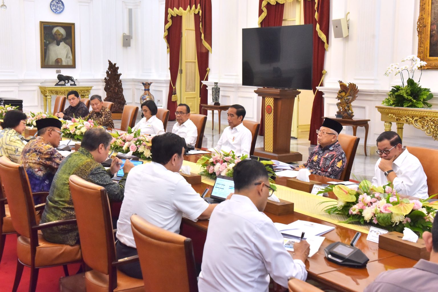 Presiden Jokowi memimpin ratas mengenai upaya peningkatan kualitas udara di Jabodetabek, Senin (28/08), di Istana Merdeka, Jakarta. (Foto: Dok Humas Setkab)
