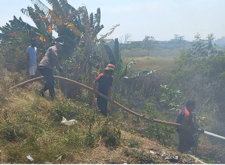 TNI-Polri Sukses Atasi Kebakaran Lahan di Pinggir Sungai Desa Pidodo